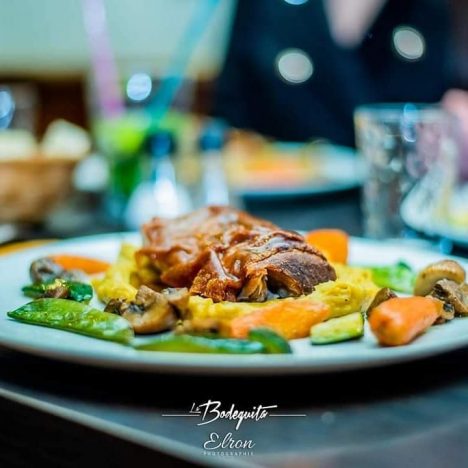 Où manger et danser à Avignon dans une ambiance festive Vous recherchez un Restaurant & soirée Avignon pour dîner et profiter d’une ambiance festive à Avignon Restaurant soirée Avignon | Dîner & soirées festives Notre restaurant soirée Avignon accueille une clientèle variée, venue aussi bien pour dîner entre amis que pour profiter d’une ambiance musicale et dansante. Ici, la convivialité est au cœur de l’expérience, avec une cuisine généreuse, des tapas à partager et des cocktails maison.