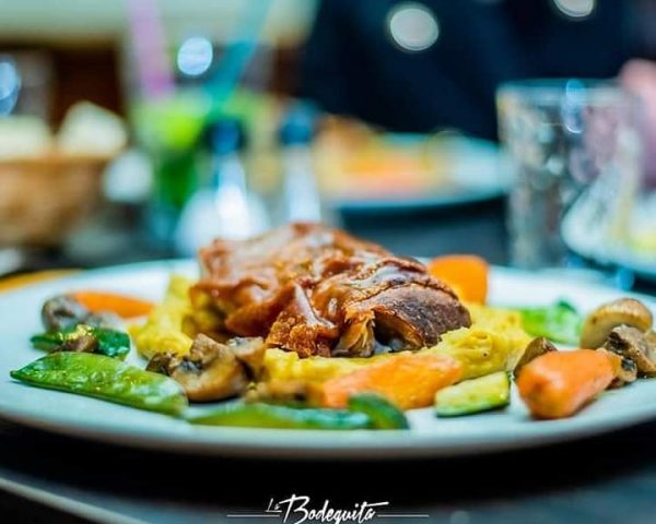 Restaurant soirée Avignon ouvert le Midi et le soir Où manger et danser à Avignon dans une ambiance festive Vous recherchez un Restaurant & soirée Avignon pour dîner et profiter d’une ambiance festive à Avignon Restaurant soirée Avignon | Dîner & soirées festives Notre restaurant soirée Avignon accueille une clientèle variée, venue aussi bien pour dîner entre amis que pour profiter d’une ambiance musicale et dansante. Ici, la convivialité est au cœur de l’expérience, avec une cuisine généreuse, des tapas à partager et des cocktails maison.