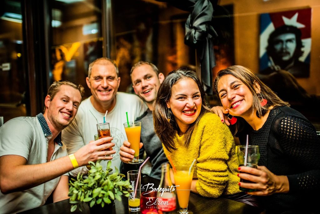 Groupe d’amis partageant un verre à La Bodeguita, restaurant à Avignon ».